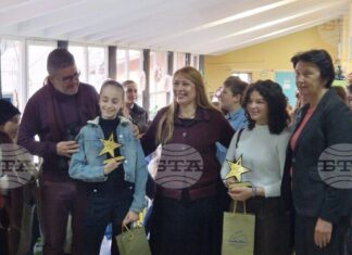 Учениците от 107-мо училище „Хан Крум“ организираха коледен базар за събиране на средства за двумесечната Михаела, страдаща от левкемия