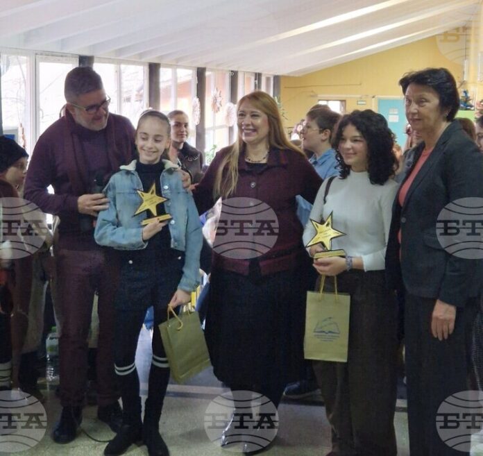 Учениците от 107-мо училище „Хан Крум“ организираха коледен базар за събиране на средства за двумесечната Михаела, страдаща от левкемия