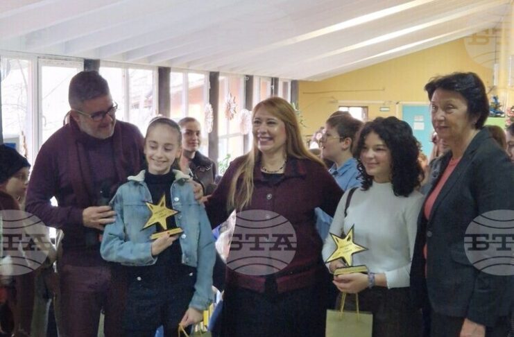 Учениците от 107-мо училище „Хан Крум“ организираха коледен базар за събиране на средства за двумесечната Михаела, страдаща от левкемия