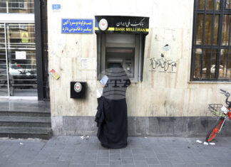 Управителят на централната банка на Иран подаде оставка на фона на рязкото обезценяване на риала и влошаващите се икономически условия