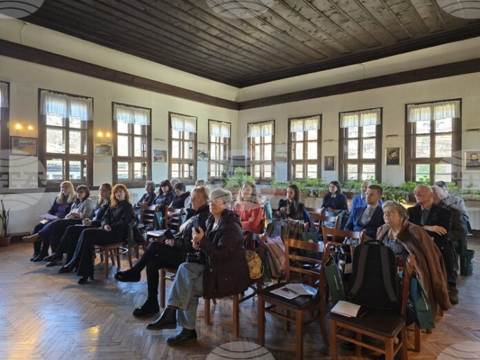 В Копривщица се проведе семинар за опазване от въздействията на В Копривщица се проведе семинар за опазване от въздействията на климата на Мавзолея костница на Априлци