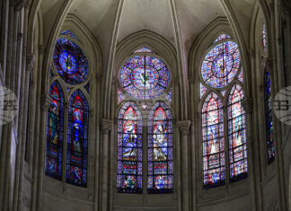 В Париж са представени спорни проекти за нови витражи на катедралата „Нотр Дам“ В Париж са представени спорни проекти за нови витражи на катедралата „Нотр Дам“