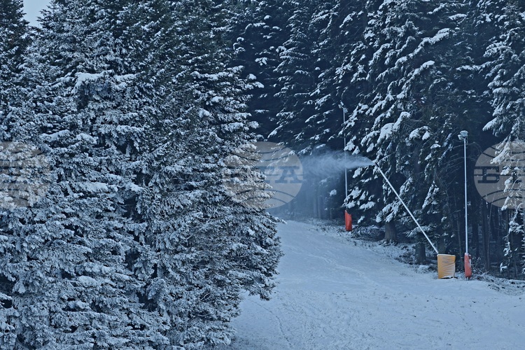 В планинските райони е ясно но духа силен вятър Температурните