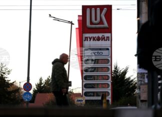 Вашингтон разрешава определени трансакции, свързани с бензиностанциите на „Лукойл“ извън Русия