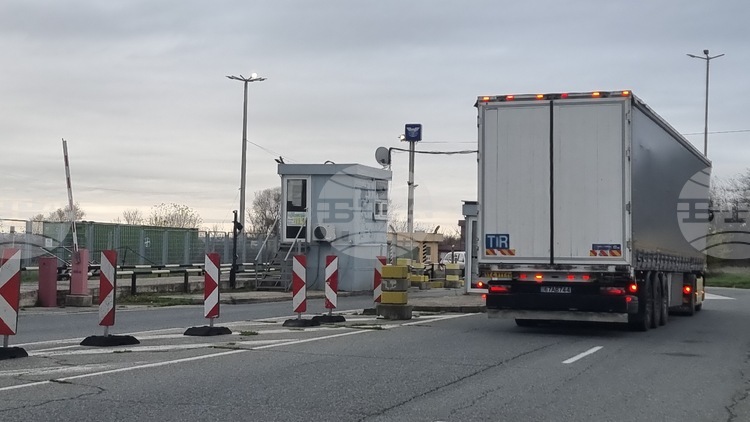 Съществуват вероятни затруднения за товарни автомобили на граничните преходи с