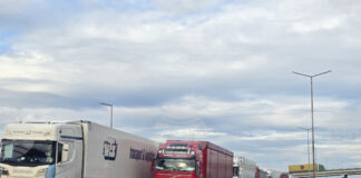 Възстановено е движението на тежкотоварни автомобили над 12 т при граничния преход "Кулата", съобщиха от Агенцията "Пътна инфраструктура".