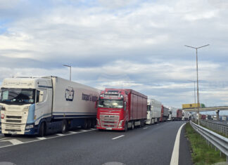 Възстановено е движението на тежкотоварни автомобили над 12 т при граничния преход "Кулата", съобщиха от Агенцията "Пътна инфраструктура". Възстановено е движението на тежкотоварни автомобили над 12 т при граничния преход "Кулата", съобщиха от Агенцията "Пътна инфраструктура".