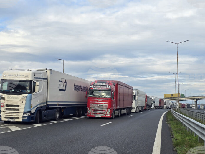 Възстановено е движението на тежкотоварни автомобили над 12 т при граничния преход "Кулата", съобщиха от Агенцията "Пътна инфраструктура".