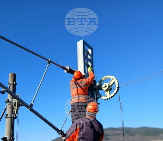 Възстановено е движението на влакове между гарите Гурково и Твърдица от Подбалканската железопътна линия, спряно заради повреда