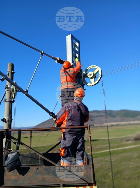 Възстановено е движението на влакове между гарите Гурково и Твърдица от Подбалканската железопътна линия, спряно заради повреда