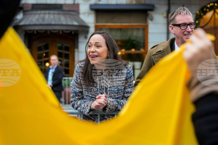 Венецуелската носителка на Нобелова награда за мир заяви, че се Венецуелската носителка на Нобелова награда за мир заяви, че се стреми към мирен преход след Мадуро