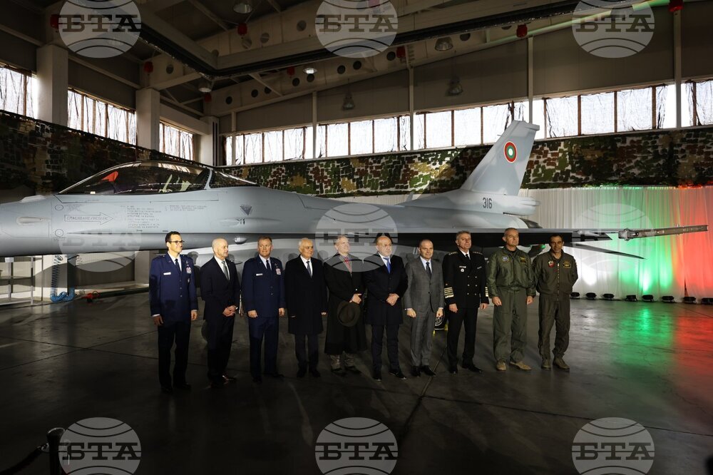  На гала в авиобаза Граф Игнатиево показаха първите осем български изтребителя F-16 Block 70 