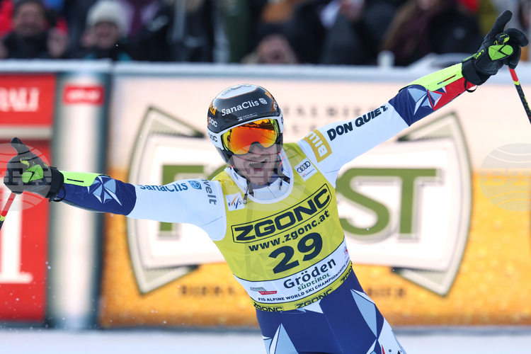 Чешкият състезател Ян Забистран с номер 29 триумфира в супергигантския