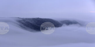 За силен до ураганен вятър в планините, на места над 100 км/ч, съобщиха от Планинската спасителна служба