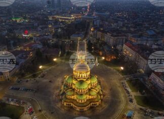 Забранява се престоят и паркирането на пл. „Св. Александър Невски” от 16:00 ч. до приключване на празничното богослужение