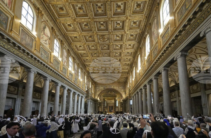 Започва затварянето на светите врати, отворени в четири базилики в Рим и Ватикана за Юбилейната година на Римокатолическата църква