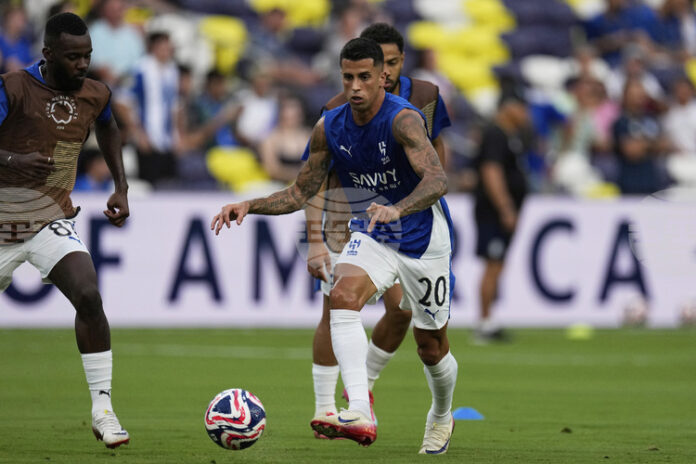 Защитникът на Ал-Хилал Кансело нападнал пътник, който го снимал в Защитникът на Ал-Хилал Кансело нападнал пътник, който го снимал в самолет