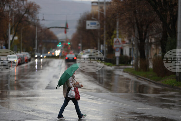 Жълт код за значителни валежи е в сила за 16 области в страната, съобщиха от НИМХ