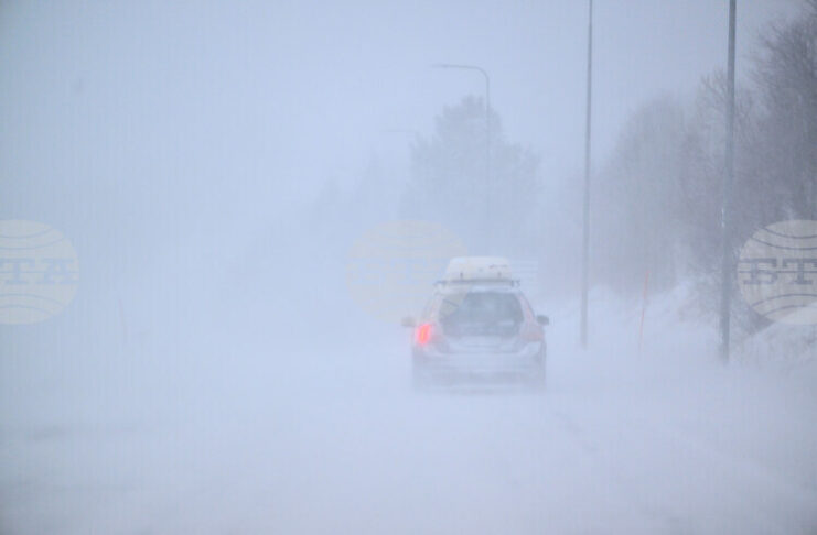 Зимна буря остави без ток десетки хиляди хора в Швеция