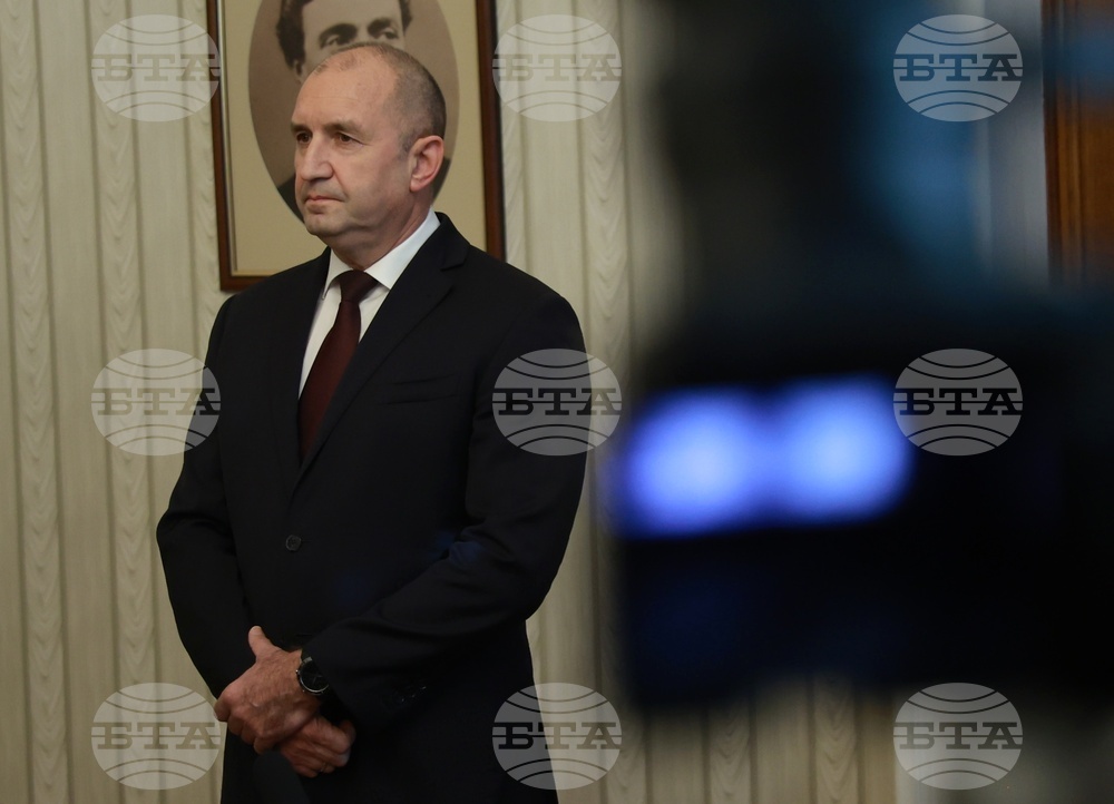 Президентът Румен Радев връчи третия и последен проучвателен мандат за