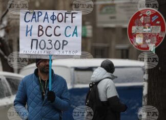 Граждани протестират пред ВСС с искане за оставката на и.ф. главен прокурор Борислав Сарафов