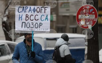 Граждани протестират пред ВСС с искане за оставката на и.ф. главен прокурор Борислав Сарафов
