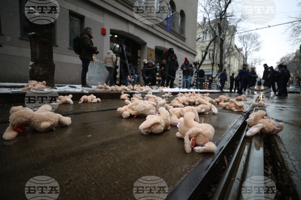  Граждани стачкуват пред Висш съдебен съвет с искане за оставката на и.ф. основен прокурор Борислав Сарафов 