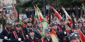 Пред паметника на Незнайния воин в София беше отслужен водосвет на бойните знамена, флаговете и знамената-светини на Българската армия.