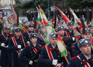 Пред паметника на Незнайния воин в София беше отслужен водосвет на бойните знамена, флаговете и знамената-светини на Българската армия.