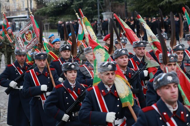 Пред паметника на Незнайния воин в София беше отслужен традиционният