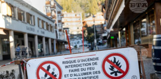 Плакат, предупреждаващ, че фоейрверките са забранени поради опасността от пожар, поставен в близост до мястото на пожара в бар "Констеласион". Снимка: AP/БТА