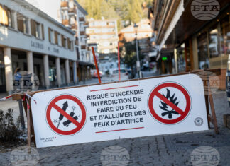 Десетки загинали и около 100 ранени при експлозия в бар в швейцарски ски курорт Плакат, предупреждаващ, че фоейрверките са забранени поради опасността от пожар, поставен в близост до мястото на пожара в бар "Констеласион". Снимка: AP/БТА