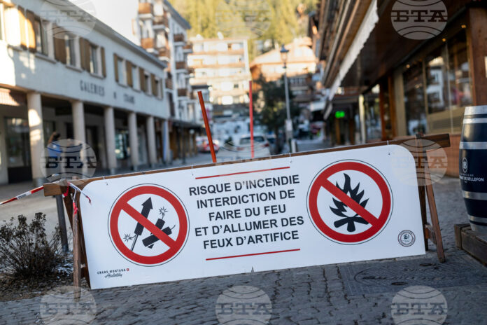 Плакат, предупреждаващ, че фоейрверките са забранени поради опасността от пожар, поставен в близост до мястото на пожара в бар "Констеласион". Снимка: AP/БТА Плакат, предупреждаващ, че фоейрверките са забранени поради опасността от пожар, поставен в близост до мястото на пожара в бар "Констеласион". Снимка: AP/БТА