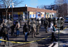 Федерални агенти охраняват мястото на днешната стрелба в Минеаполис. Снимка: AP