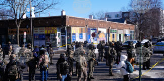 Федерални агенти охраняват мястото на днешната стрелба в Минеаполис. Снимка: AP