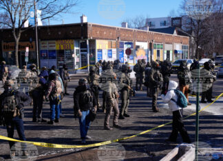 Федерални агенти охраняват мястото на днешната стрелба в Минеаполис. Снимка: AP