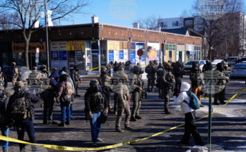 Обрат в Белия дом: Тръмп отстъпва за Минесота след смъртоносните стрелби и нарастващия натиск Федерални агенти охраняват мястото на днешната стрелба в Минеаполис. Снимка: AP