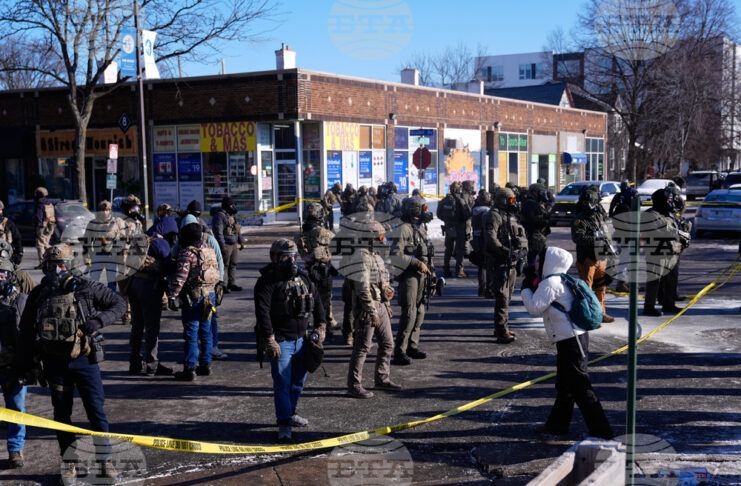 Федерални агенти охраняват мястото на днешната стрелба в Минеаполис. Снимка: AP
