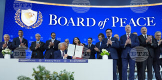 Доналд Тръмп показва подписания от него документ за учредяването на Съвета за мир за ивицата Газа в Давос