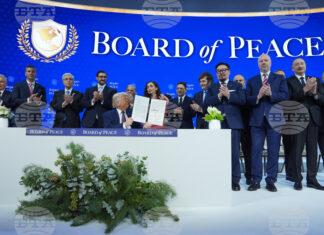 Доналд Тръмп показва подписания от него документ за учредяването на Съвета за мир за ивицата Газа в Давос