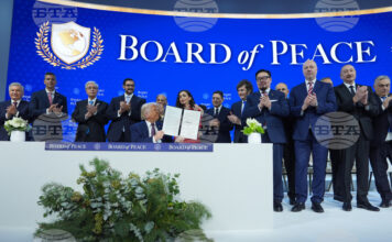 Тръмп събира членовете на Съвета за мир за първа среща Доналд Тръмп показва подписания от него документ за учредяването на Съвета за мир за ивицата Газа в Давос