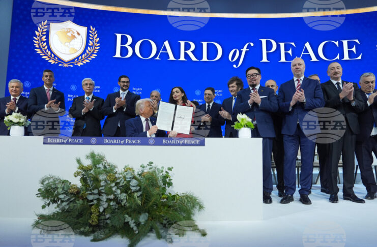 Доналд Тръмп показва подписания от него документ за учредяването на Съвета за мир за ивицата Газа в Давос