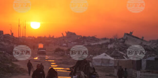 Палестинци вървят сред руините на разрушени сгради в град Газа, 4 януари 2026 г