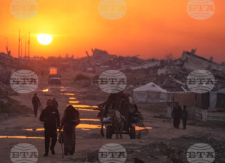 Палестинци вървят сред руините на разрушени сгради в град Газа, 4 януари 2026 г