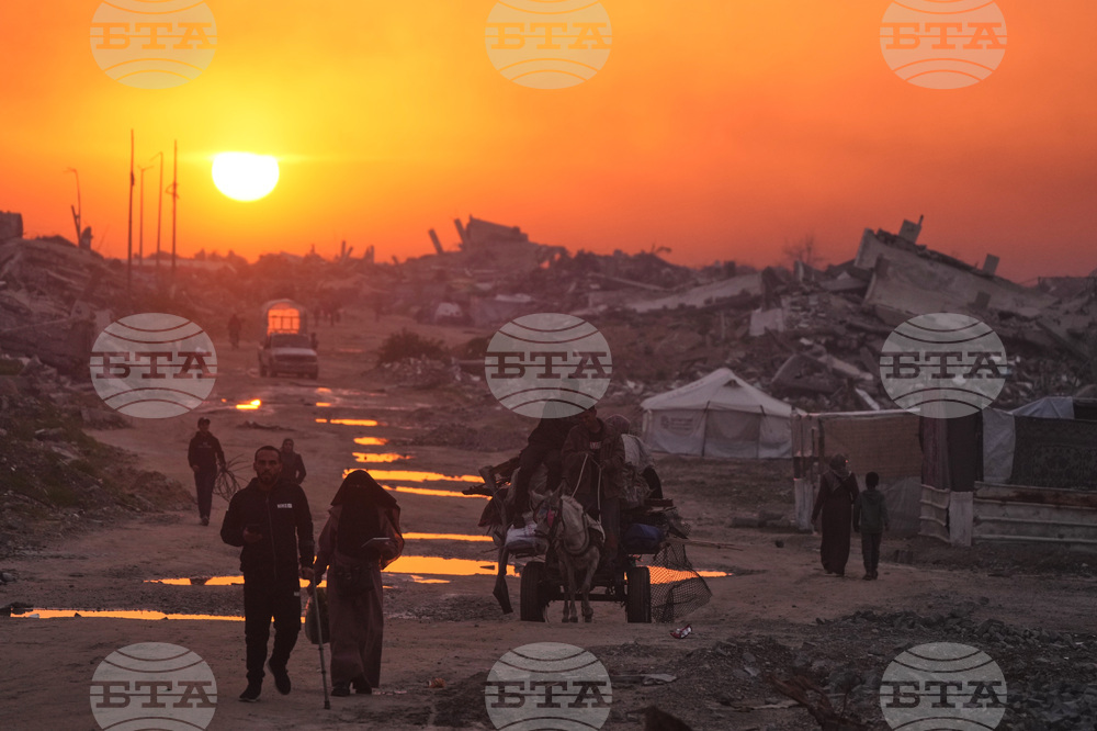 Палестинци вървят сред руините на разрушени сгради в град Газа, 4 януари 2026 г