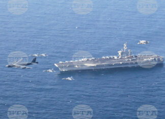 Американският самолетоносач "Ейбрахам Линкълн".