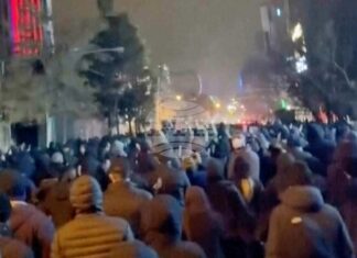 Стопкадър от видео от един от най-пресните протести в иранската столица Техеран (10 януари 2026 г.).