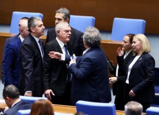 Намаляването на секциите в чужбина тръгна по бързата писта, парламентът отхвърли машинния протокол