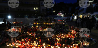 Хора са оставили цветя и свещи пред бар "Констеласион" в швейцарския ски курорт Кран Монтана, където 40 души загинаха при пожар навръх Нова година