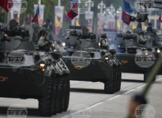 Ключов момент за властта в Каракас: Полицията и армията признаха Делси Родригес Бронирана техника на венецуелската армия преминава по улиците на Каракас по време на парад по случай Деня на независимостта от Испания, 5 юли 2022 г. (